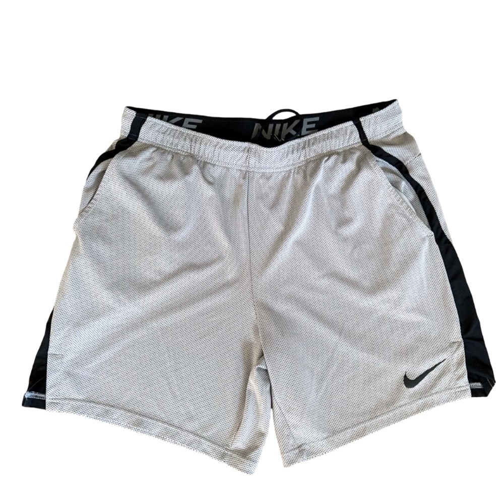 Men’s Nike Dry Fit Gray and Black Athletic Drawstring Shorts Size Extra Large